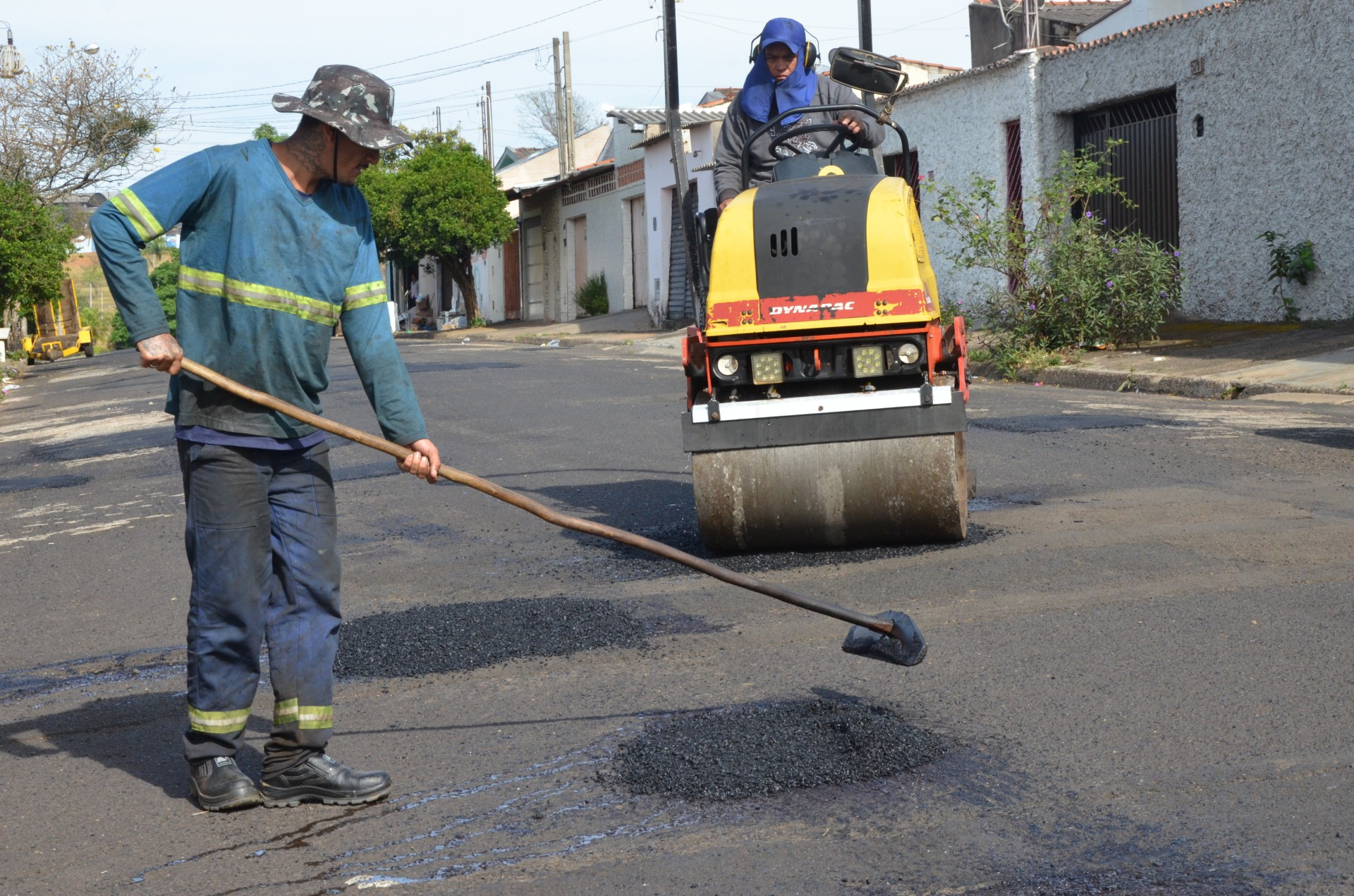 EMDEF intensifica trabalho de remendo asfáltico