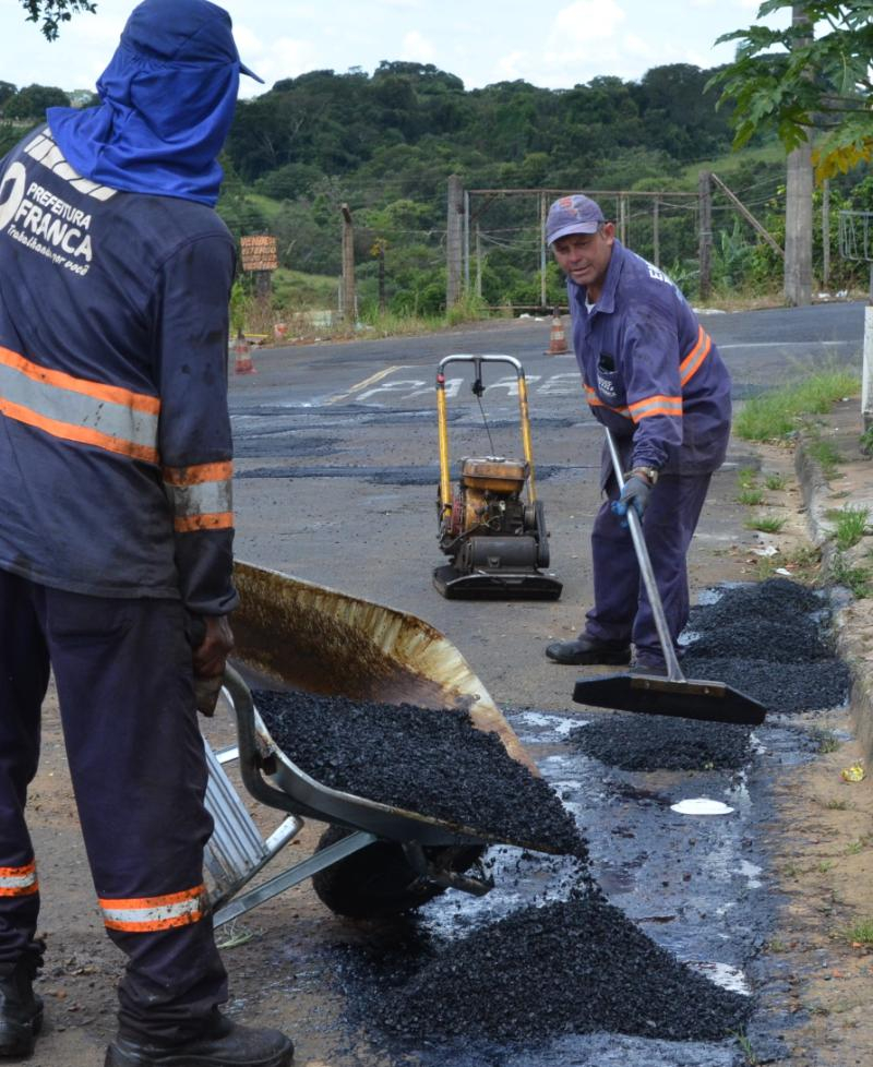 Emdef intensifica remendo asfáltico por toda a cidade