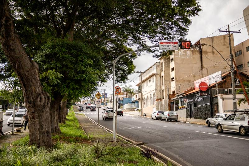 Segurança instala dispositivo de alerta de velocidade na Major Nicácio