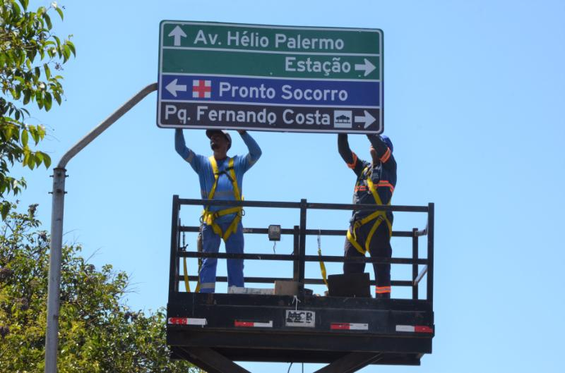 EMDEF instala e substitui 3.745 placas de trânsito