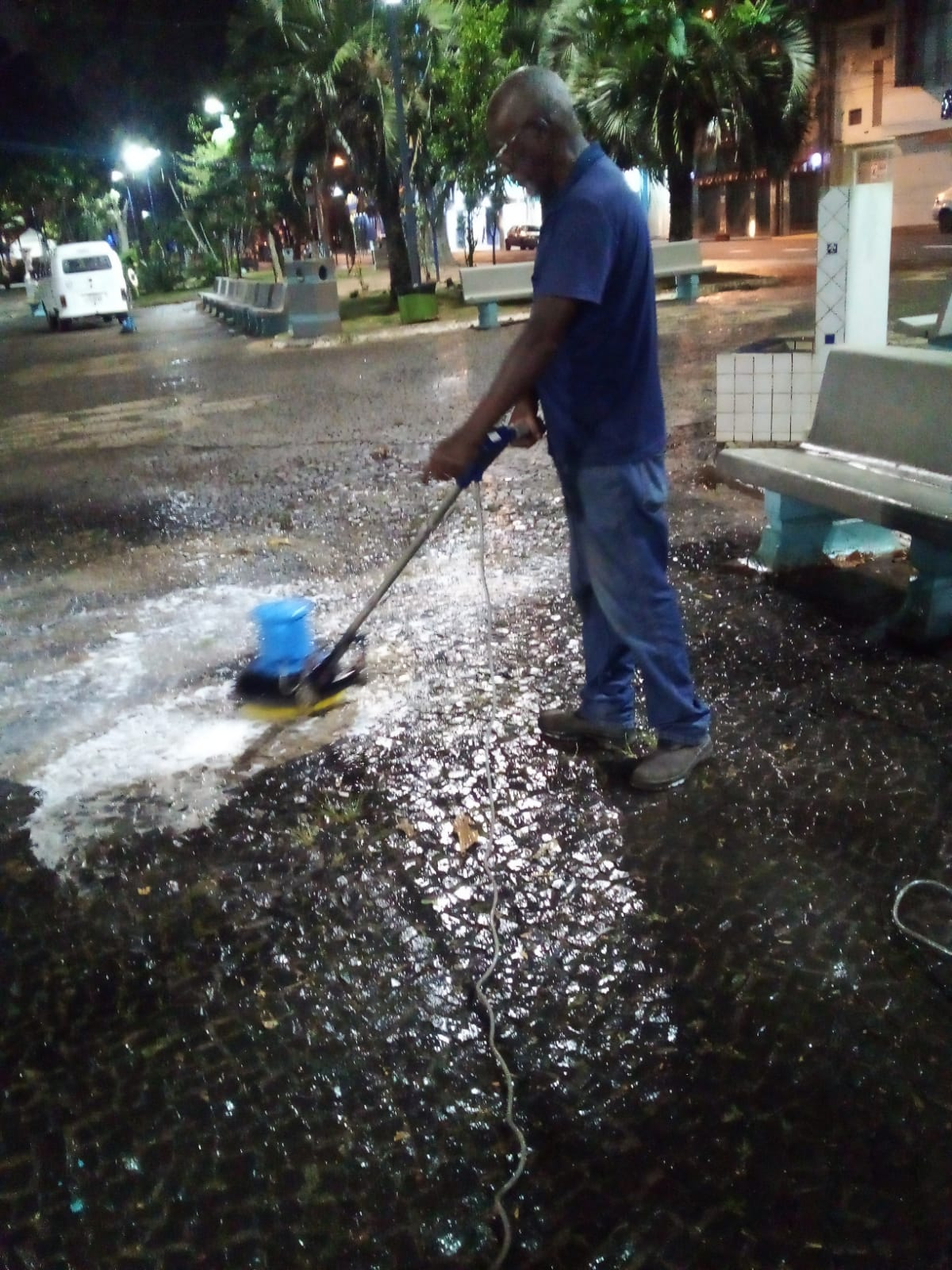 Meio Ambiente intensifica serviços de limpeza no Centro