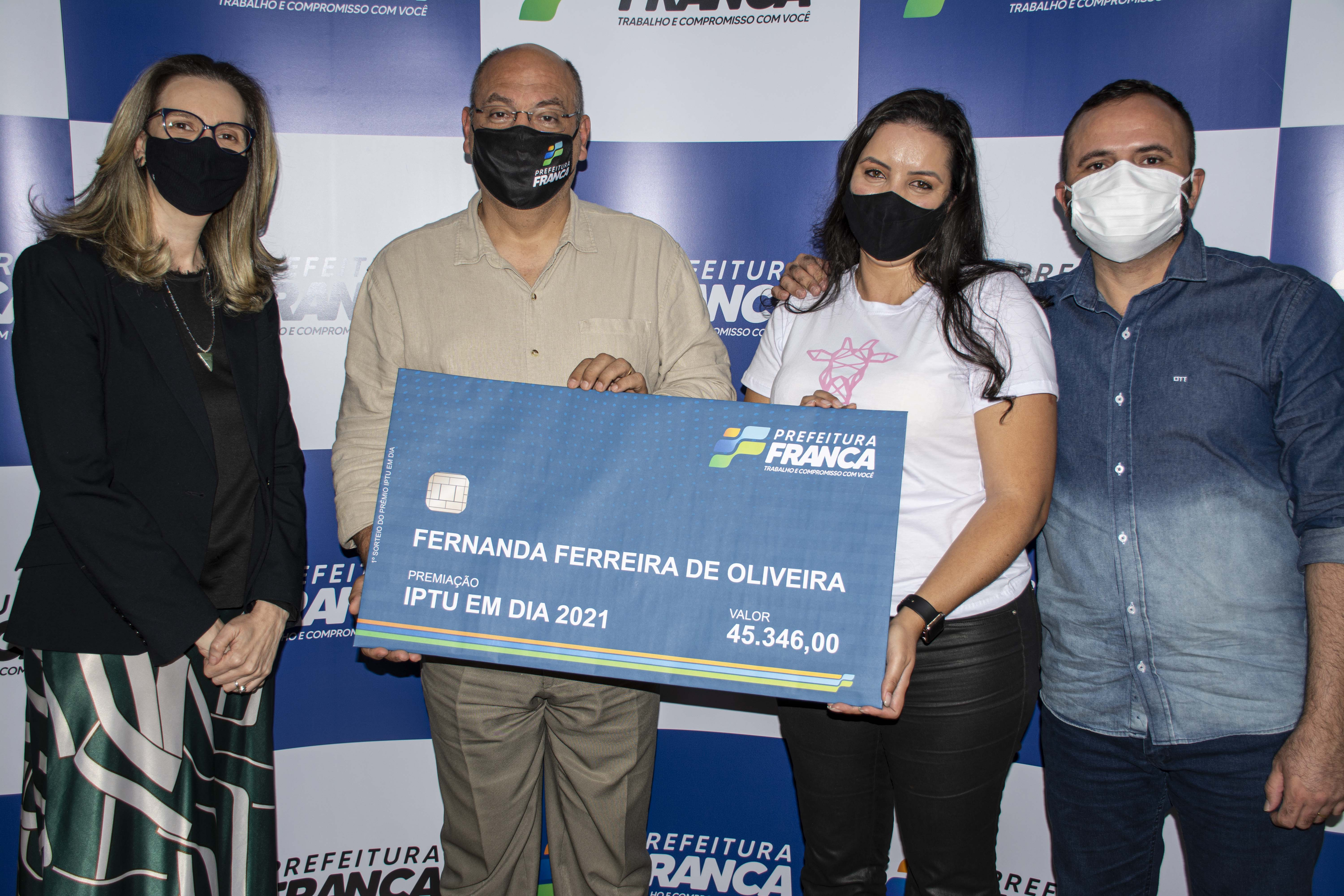 Prefeitura premia ganhador do IPTU em Dia