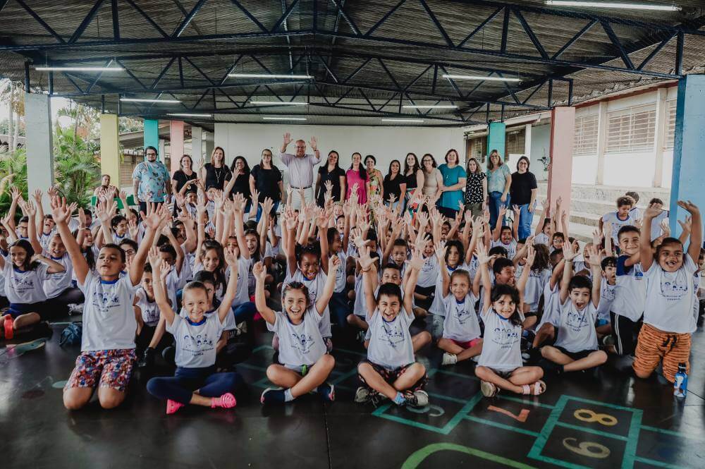 Prefeitura entrega uniformes escolares para crianças da rede municipal