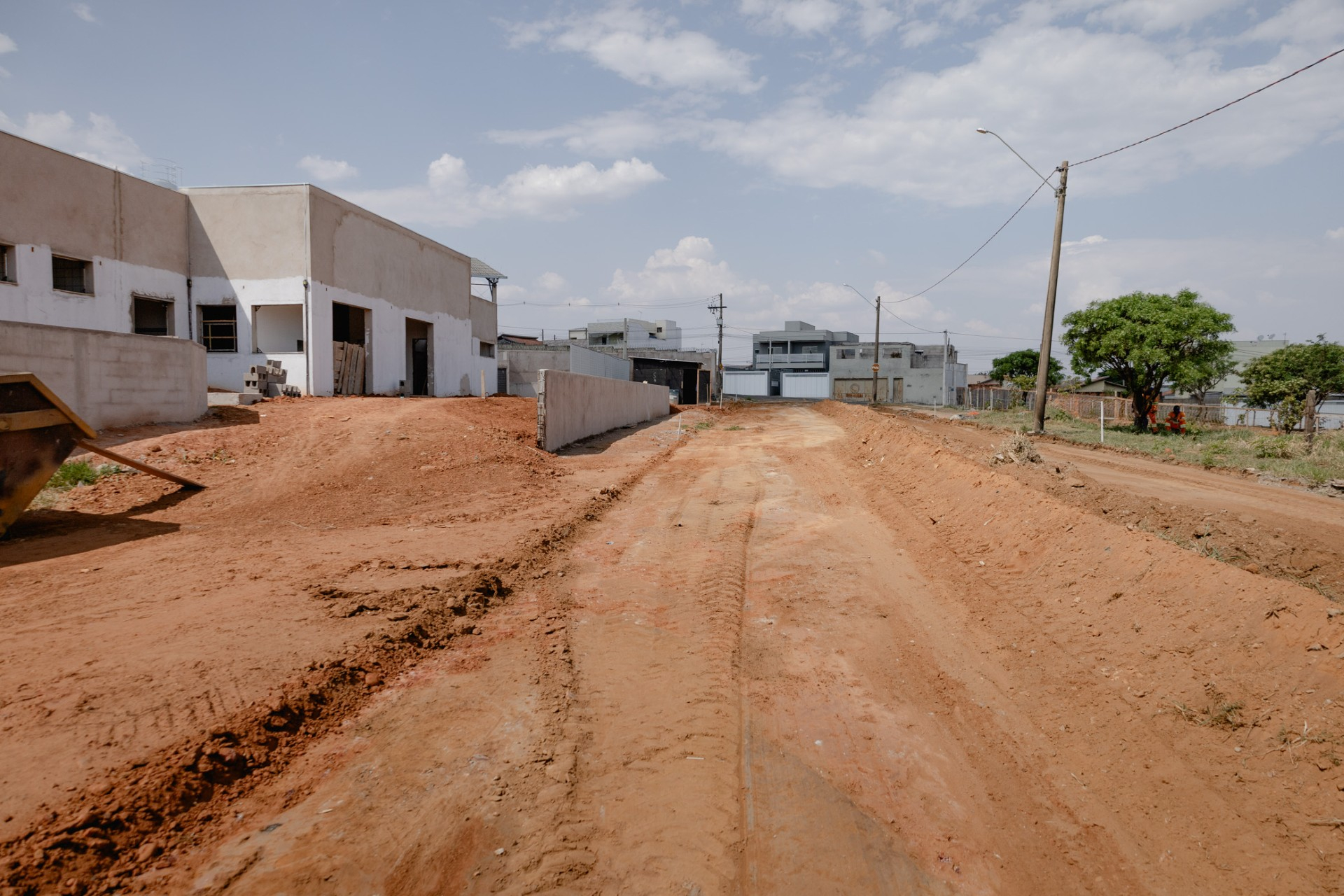 Prefeitura inicia pavimentação de rua do Jardim Luíza