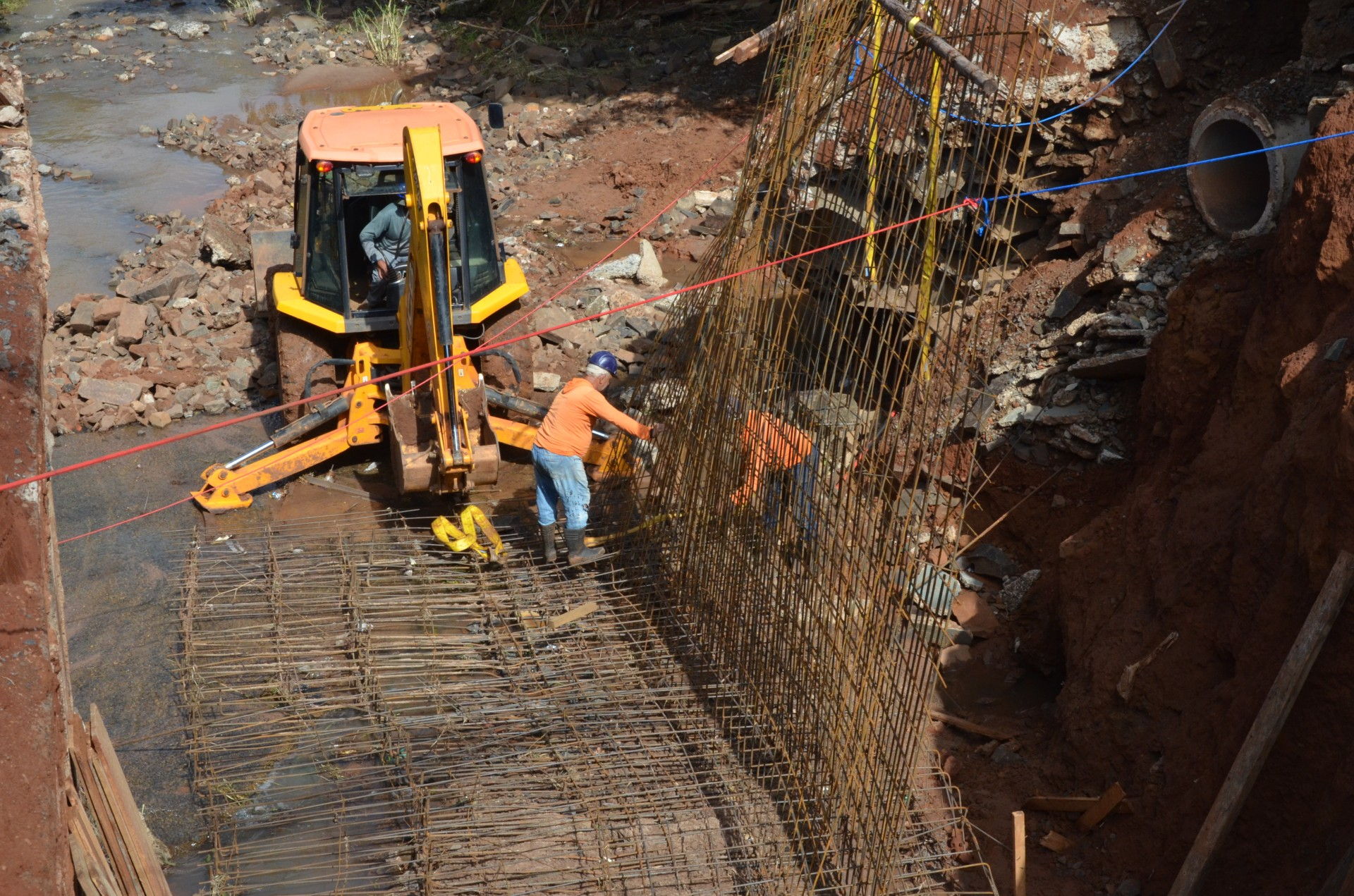 Obras de duplicação da vazão de água do Engenho Queimado estão em andamento