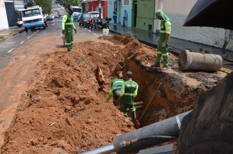 Chuvas danificam galerias e impedem tráfego na Padre Anchieta