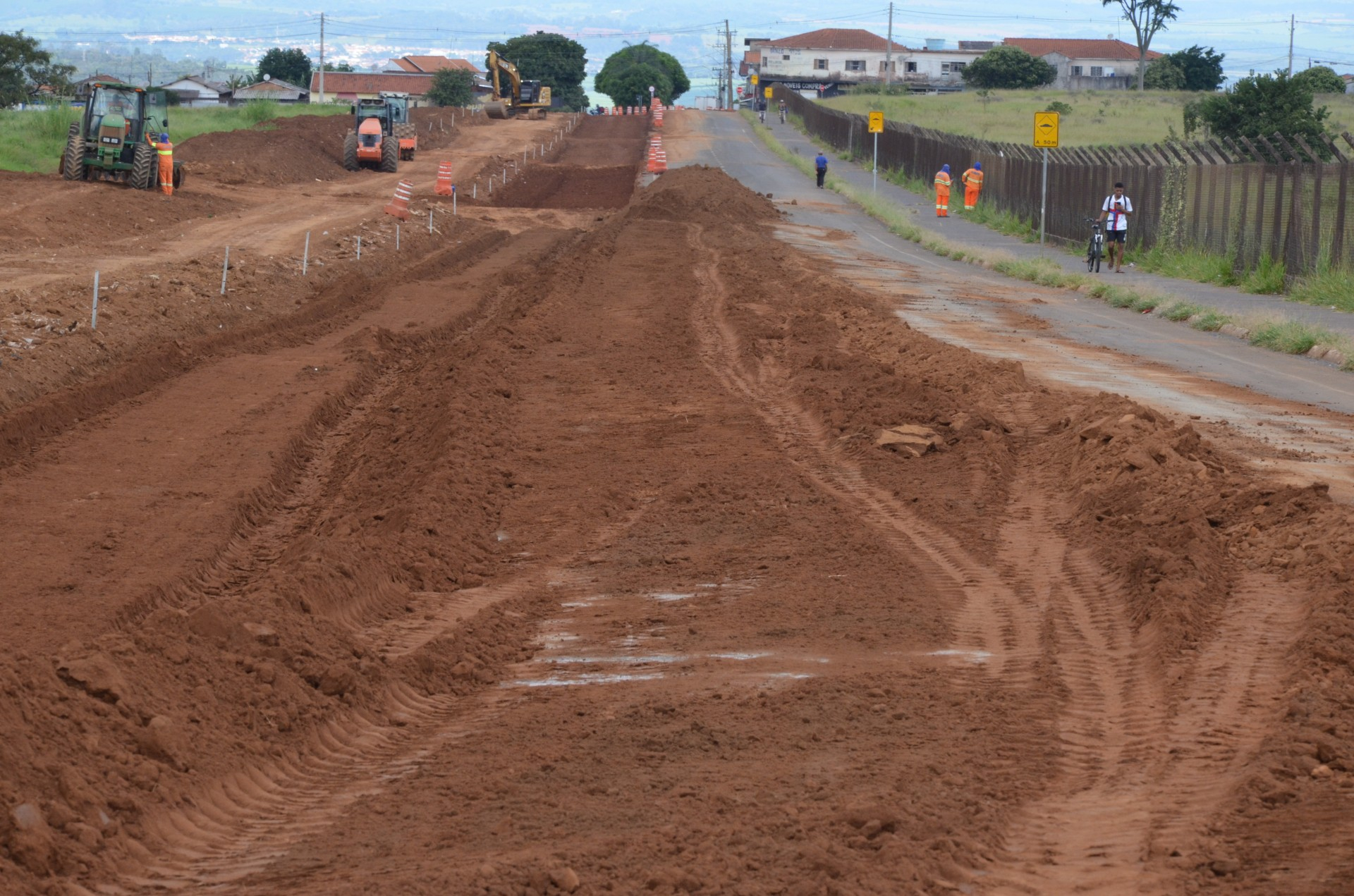 Avenida Euclides Vieira Coelho recebe compactação de solo