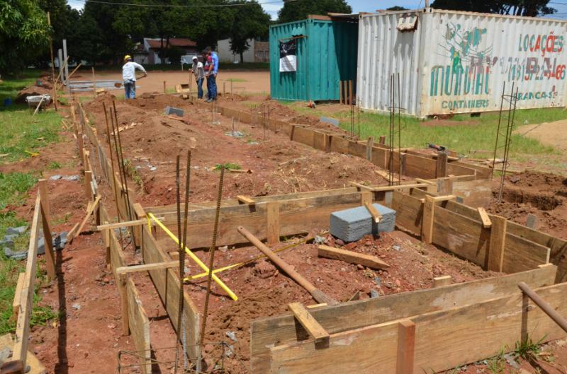 Prefeitura constrói alambrados e vestiários na Vila Exposição