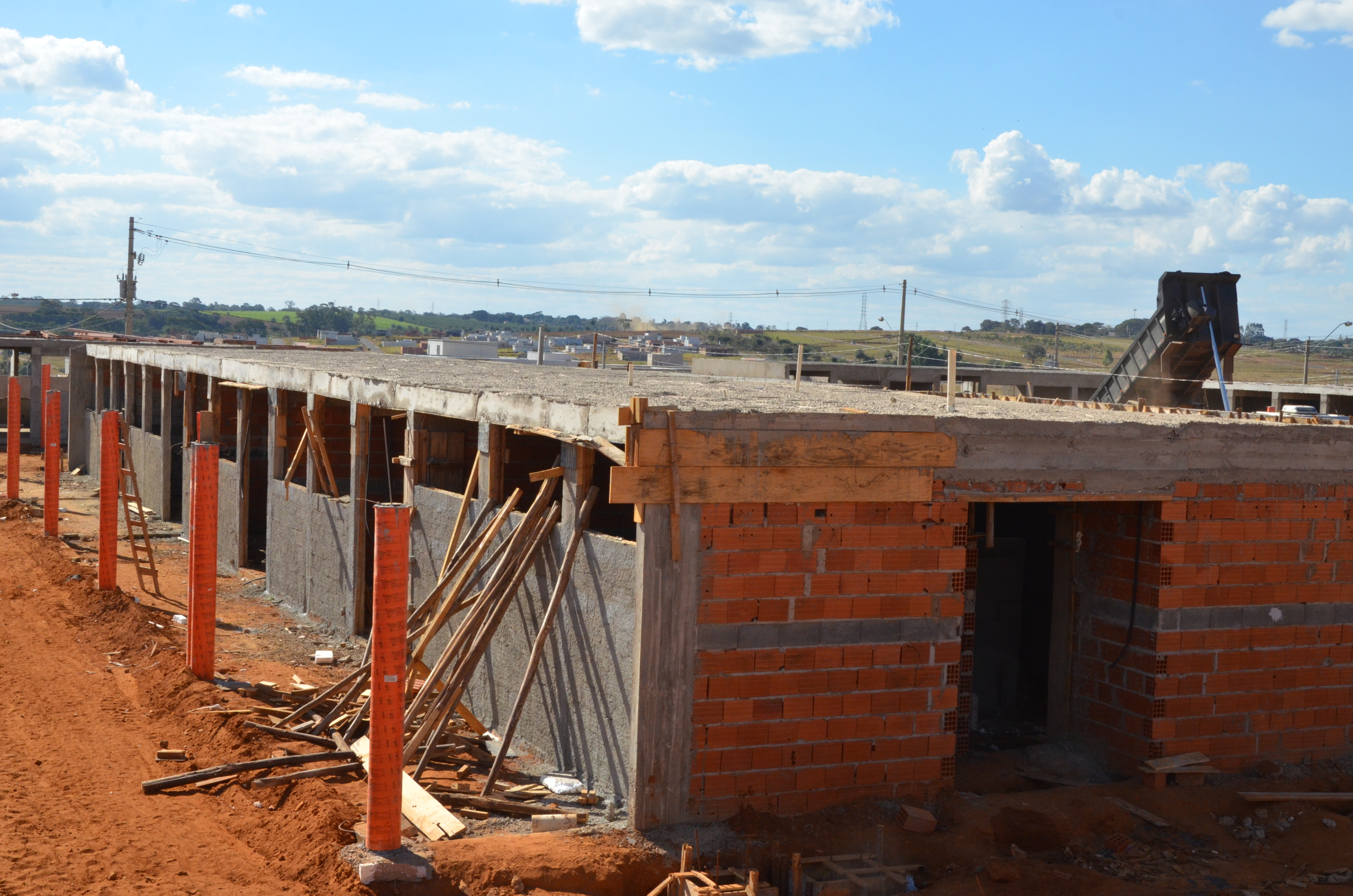 Prefeitura segue com obras de construção de escola no Jardim Adelinha