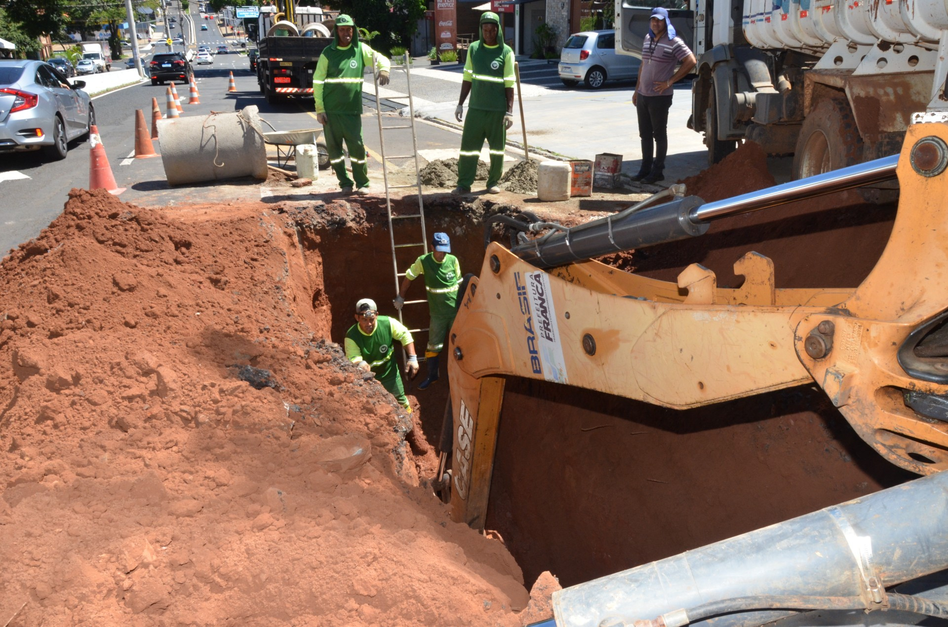 Prefeitura troca galerias na Avenida Champagnat