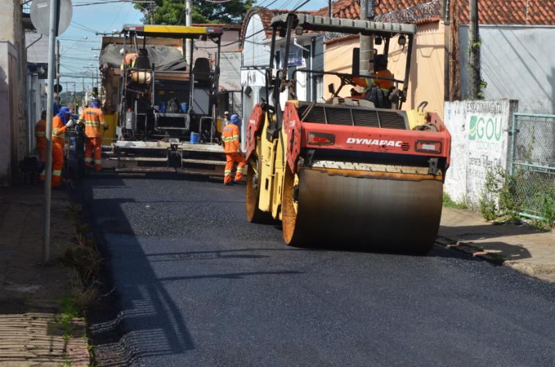 Recapeamento avança na rua Couto Magalhães