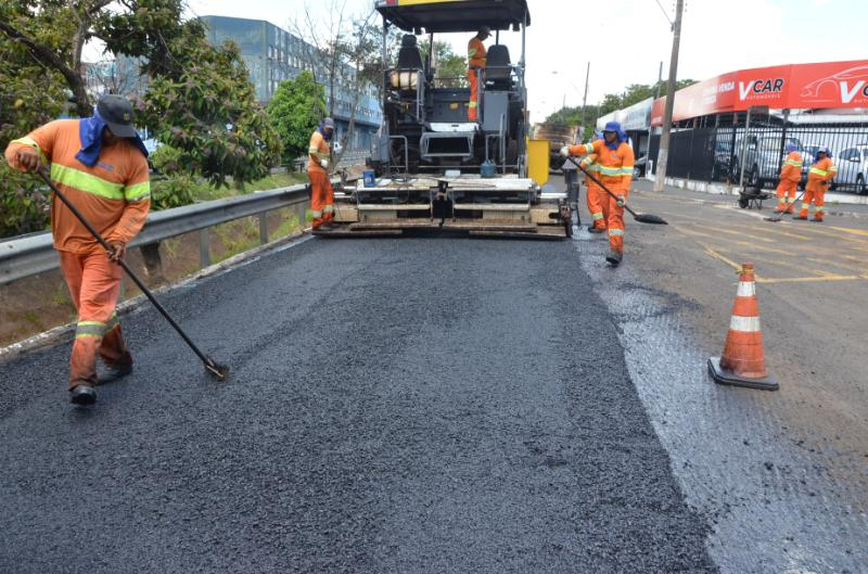 Prefeitura avança no recapeamento na avenida Hélio Palermo