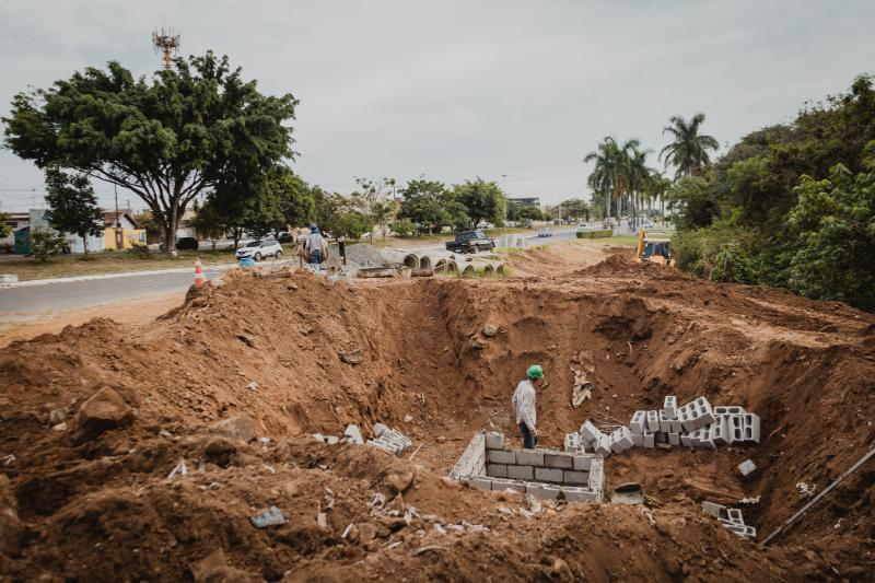 Avenida Reynaldo Chioca recebe obras de drenagem