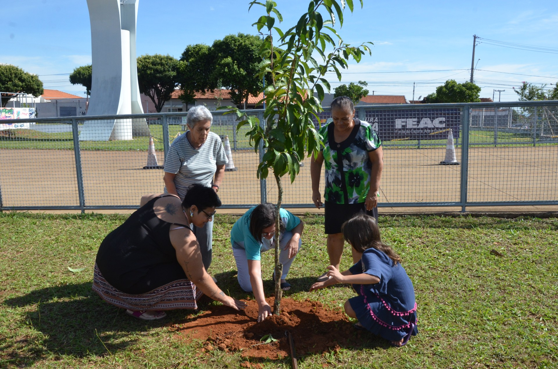 Meio Ambiente realiza plantio de mudas na Praça da Juventude