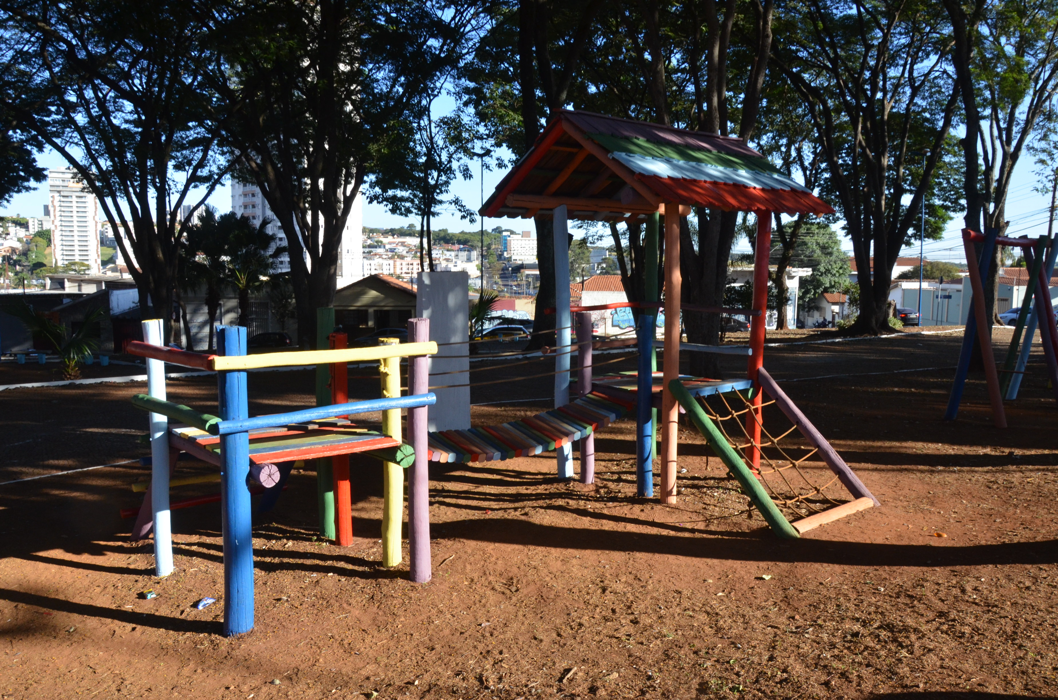 Meio Ambiente revitaliza cerca de 20 praças na cidade