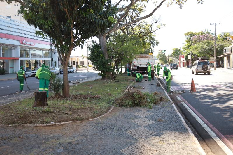 Prefeitura recolhe 12 caminhões de entulho verde com ações de limpeza urbana