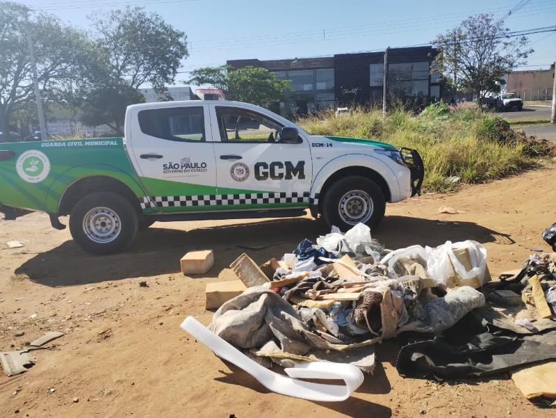 Guarda Civil flagra descarte irregular de lixo e autua infrator