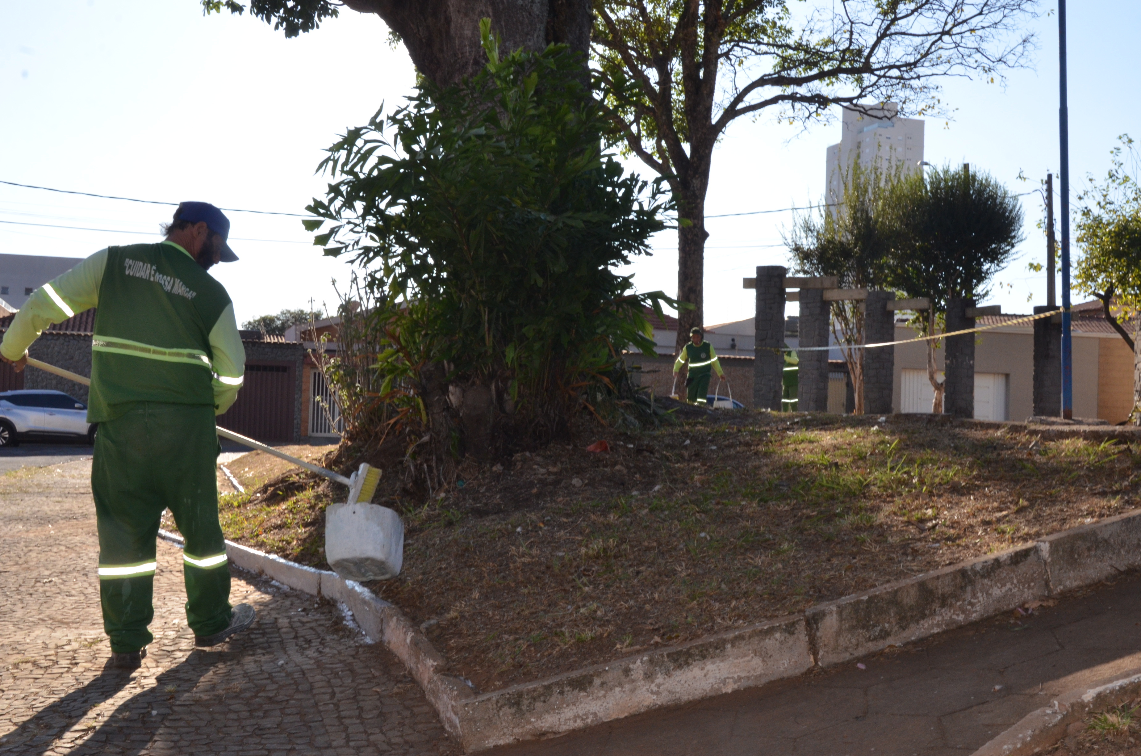 Equipes de limpeza urbana atuam em todas as regiões da cidade