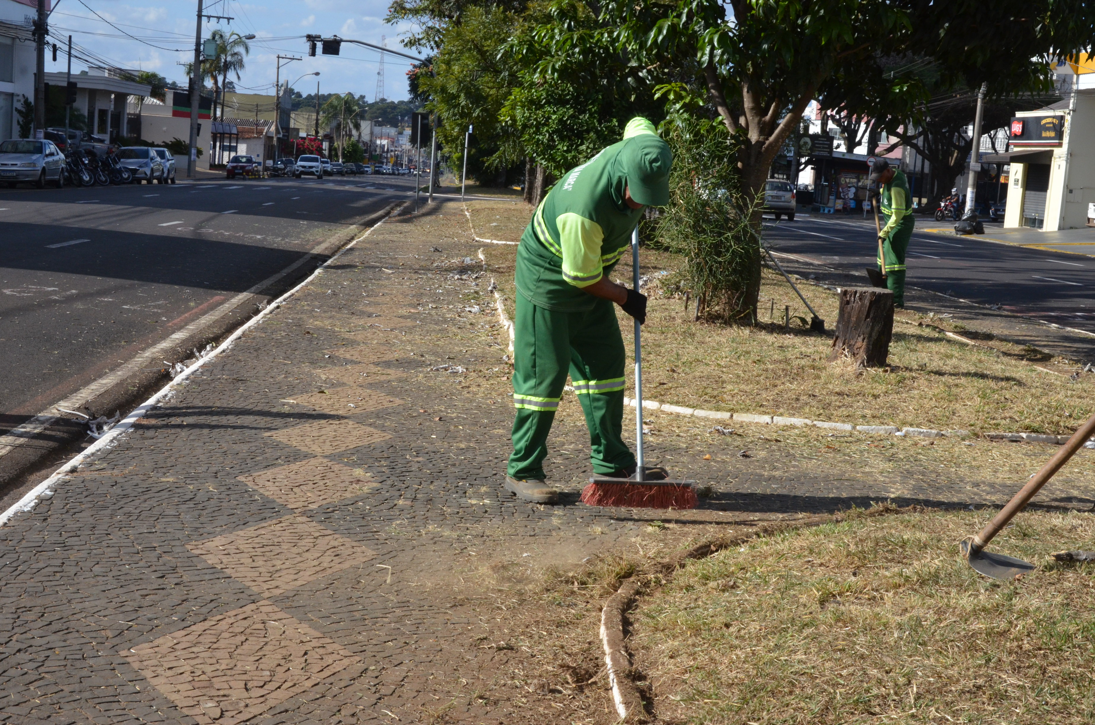 Meio Ambiente faz serviço de limpeza nas quatro regiões da cidade
