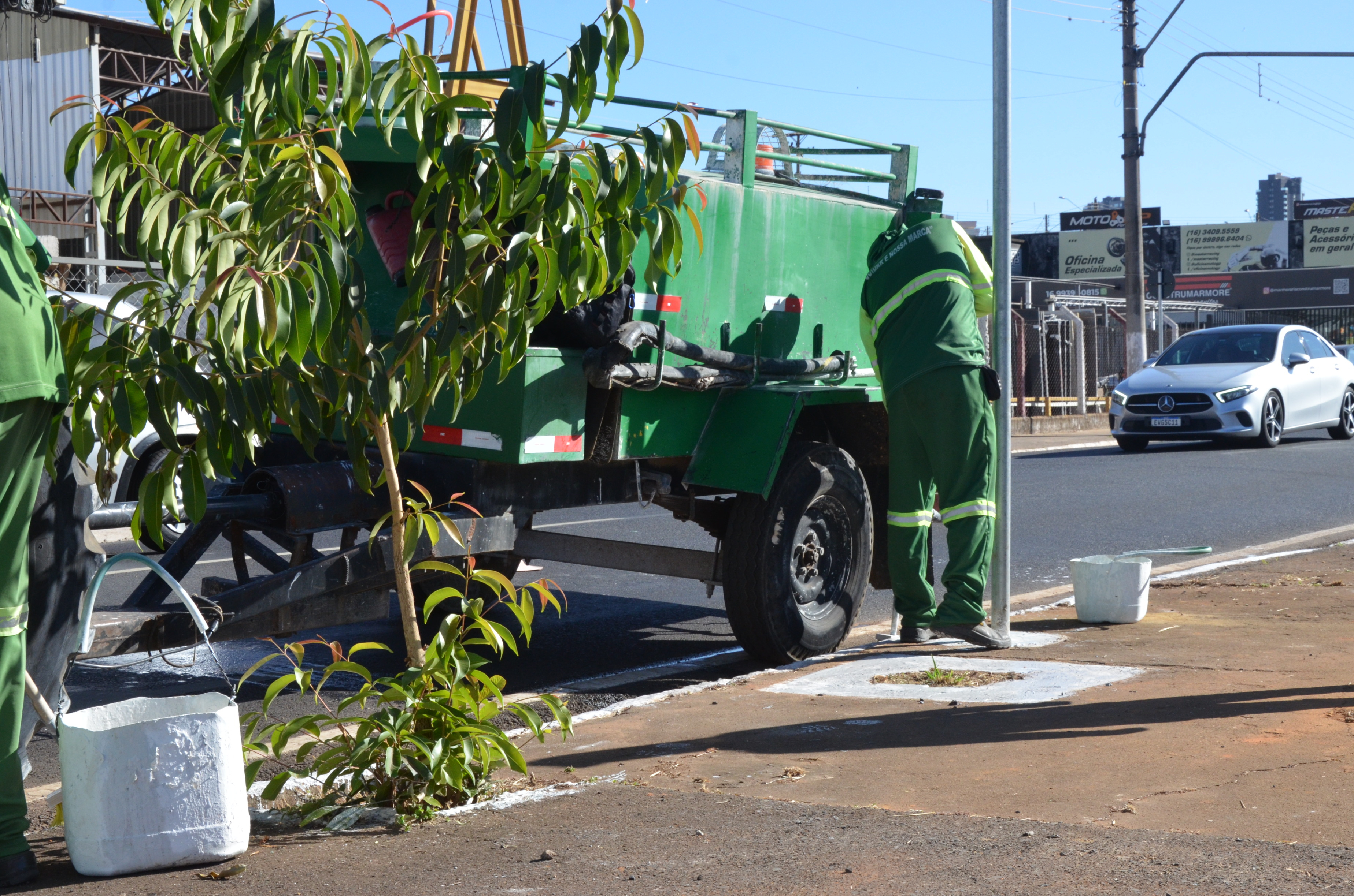 Equipes do Meio Ambiente seguem com limpeza urbana