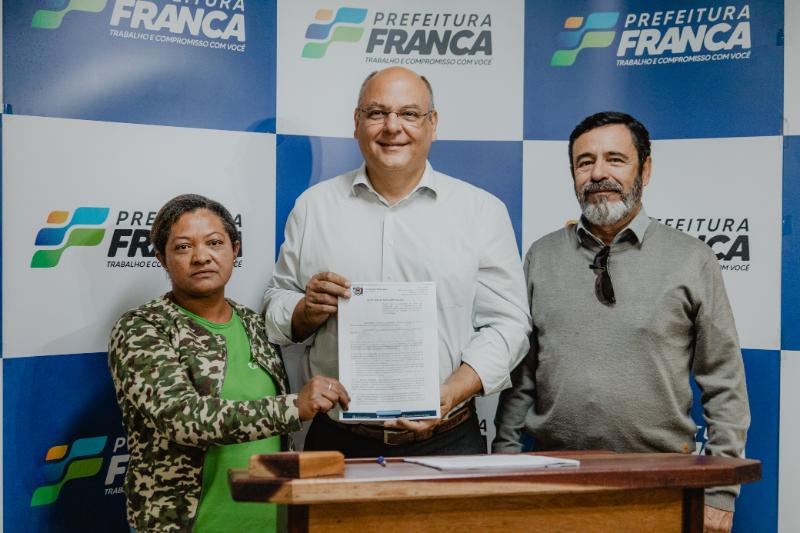 Prefeito assina lei que possibilita que cooperados recebam mais pela reciclagem de resíduos