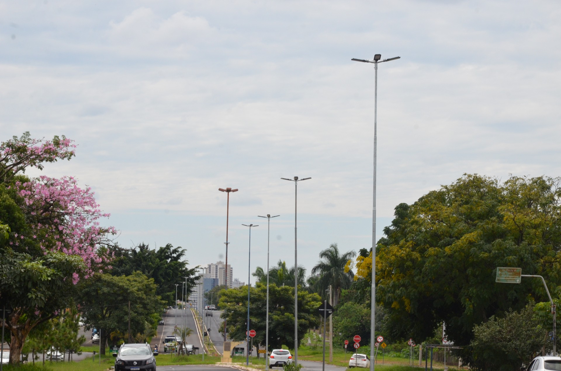 Nova iluminação é acionada em parte da avenida Miguel Sábio de Melo
