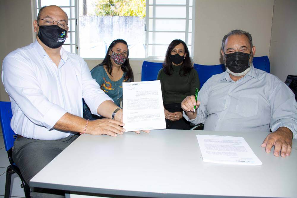 Prefeitura assina convênio com entidade para o atendimento a crianças e adolescentes