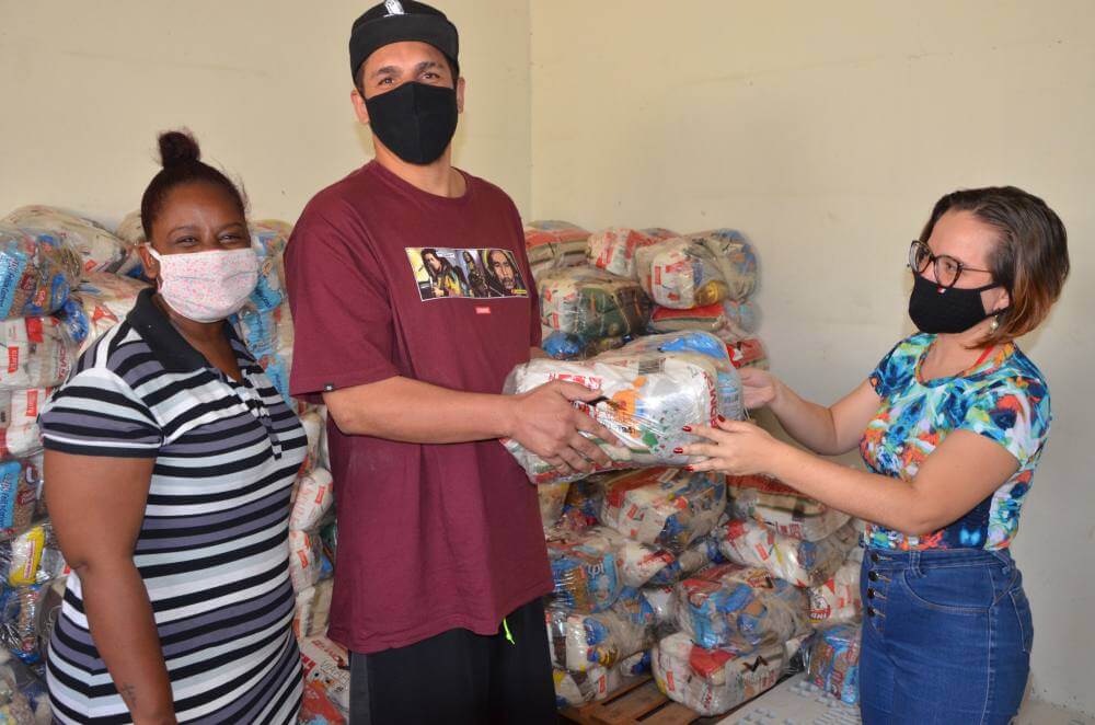Entrega de cestas básicas continua nos CRAS