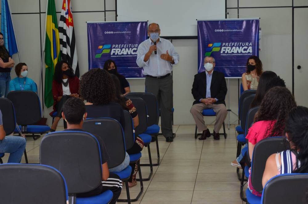 Prefeitura entrega certificados para primeiros adolescentes do Programa Minha Chance Jovem