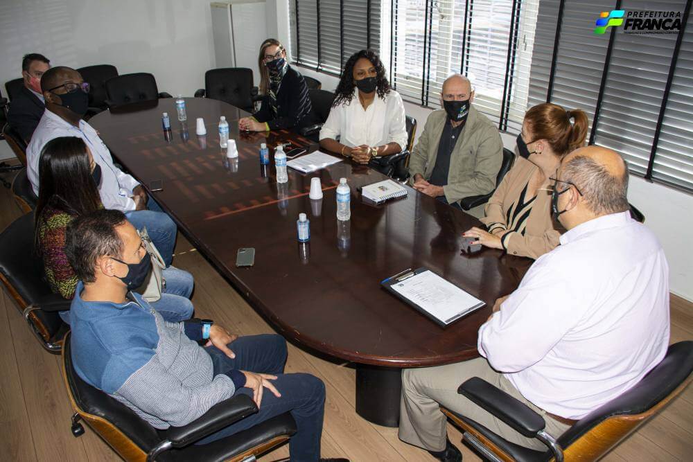 Parceria com a iniciativa privada leva cursos de geração de renda para os bairros