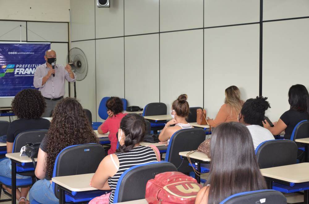 Prefeito acompanha ações do Programa Minha Chance Jovem