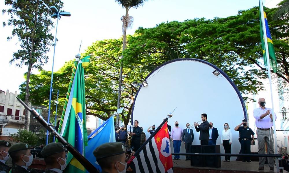 Hasteamento da bandeira simboliza abertura da Semana da Pátria