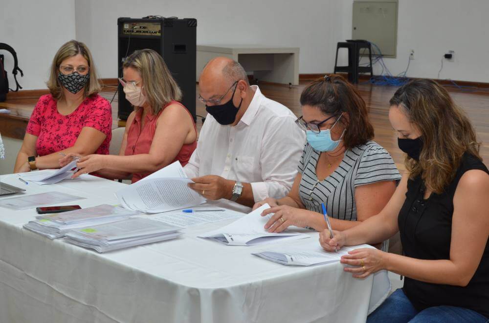Prefeitura assina primeiros termos do Programa Dinheiro Direto na Escola
