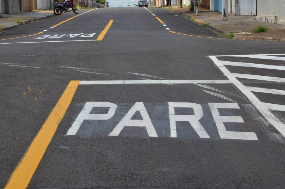 Ruas recapeadas recebem sinalização