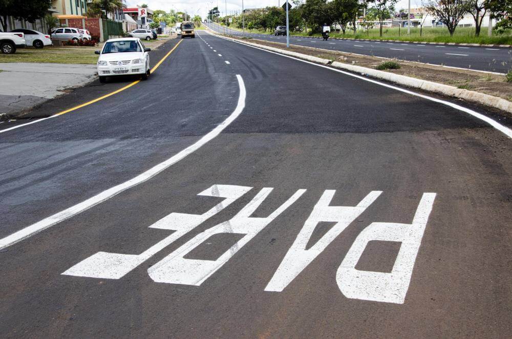 Avenidas recapeadas recebem nova sinalização