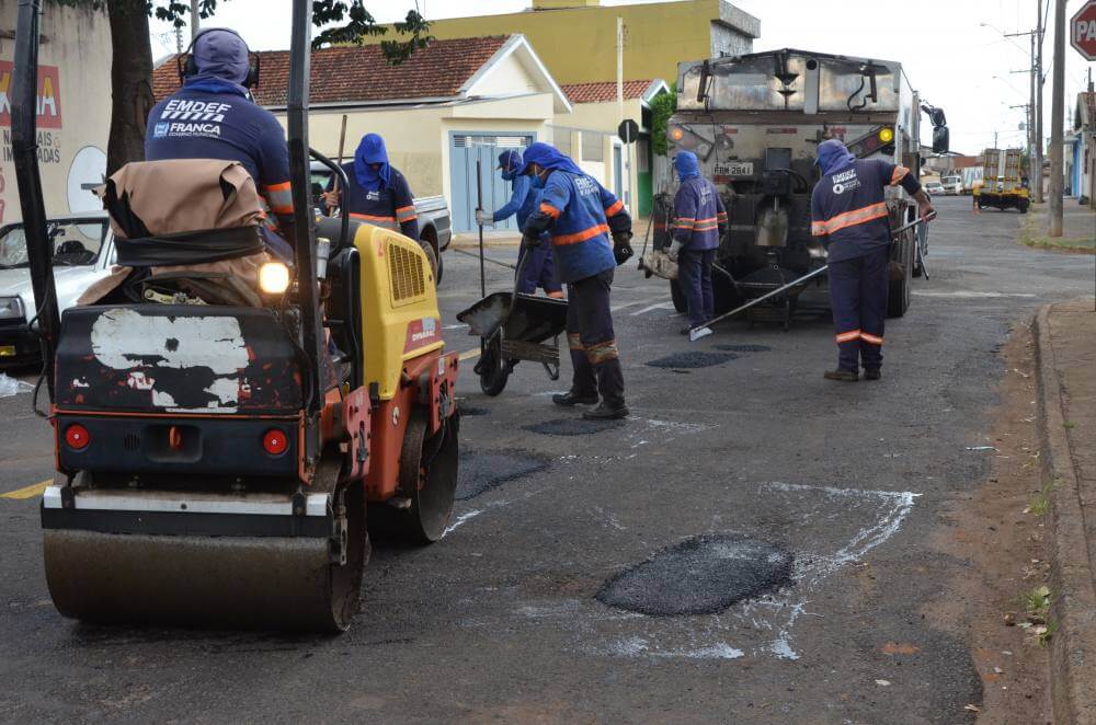 Prefeitura segue com tapa-buracos em 10 bairros