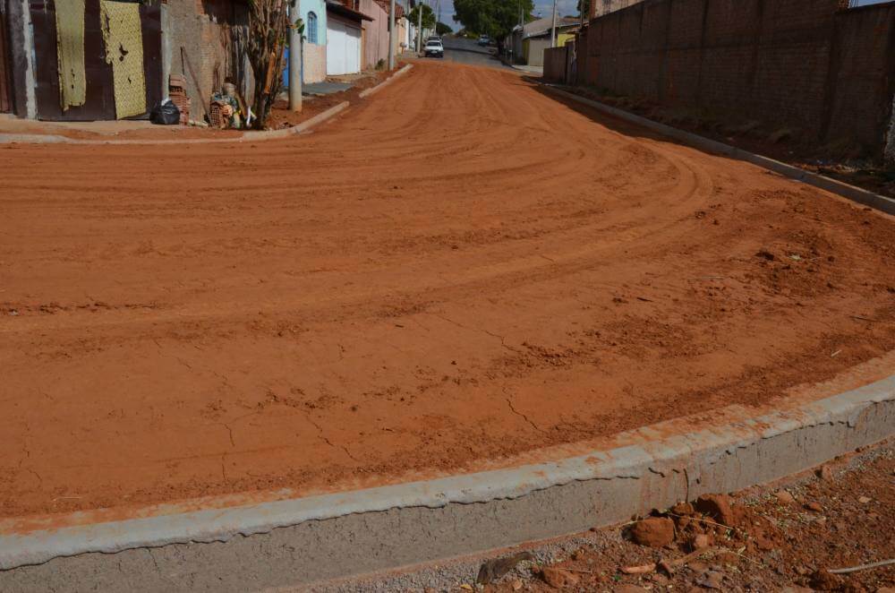 Prefeitura inicia asfaltamento em rua da Vila Raycos