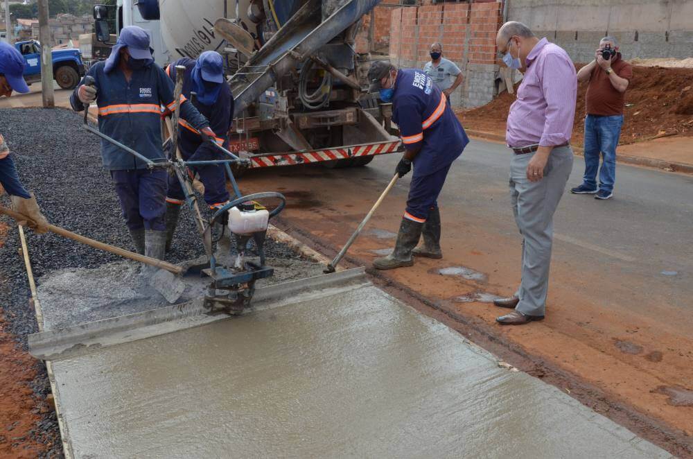 Prefeitura conclui calçadas no Santa Bárbara e atinge 3 quilômetros neste ano