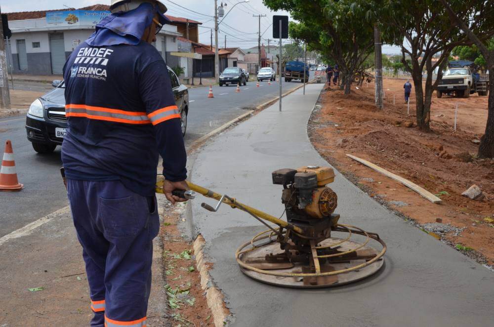 Começa o calçamento no futuro Centro de Esportes da Vila Gosuen