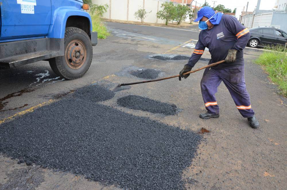 Operação tapa-buracos atende mais de 10 bairros