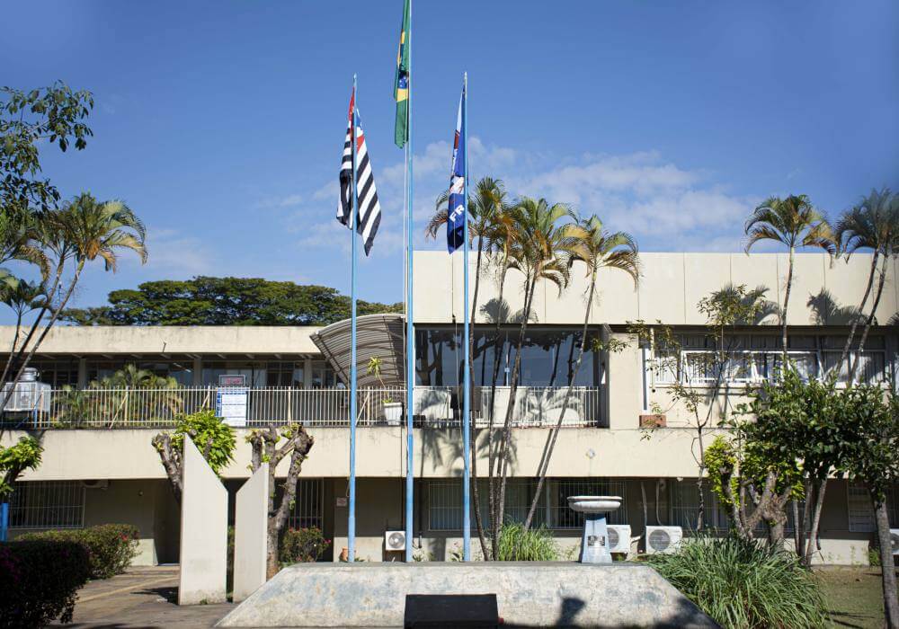 Servidores municipais recebem parcela antecipada do 13º salário. Prefeitura injeta R$ 26, 8 milhões na economia da cidade