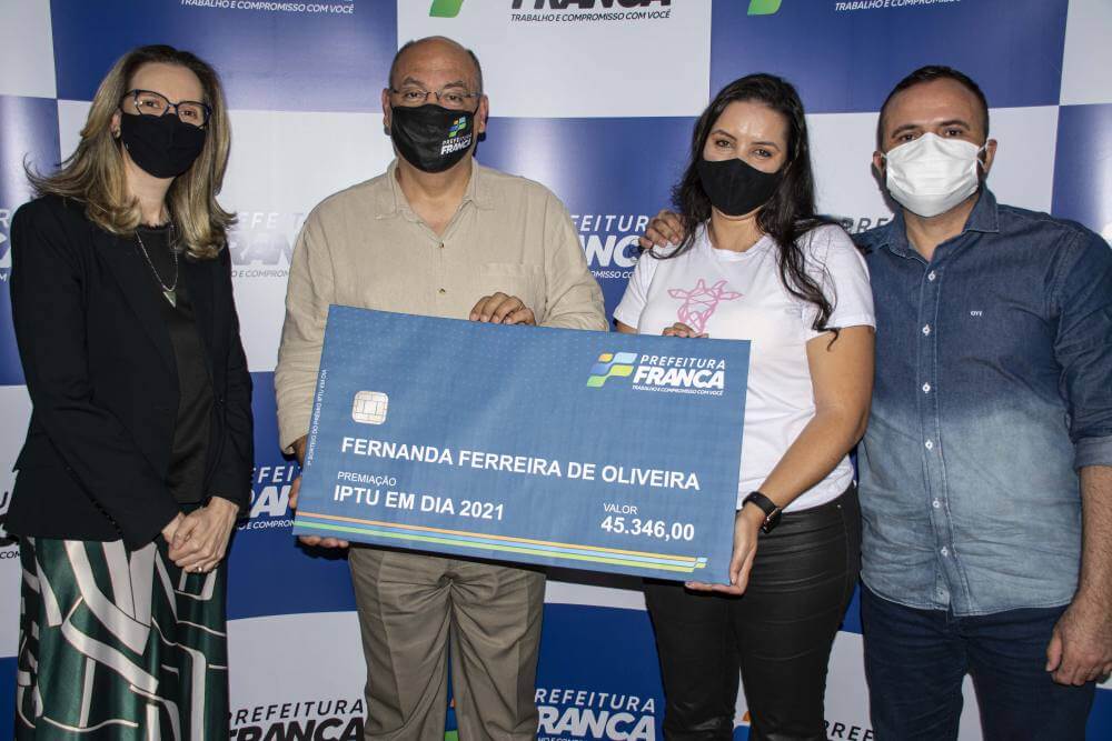 Prefeitura entrega prêmio do IPTU em Dia