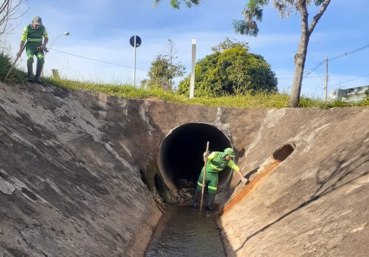 Córregos também recebem manutenção