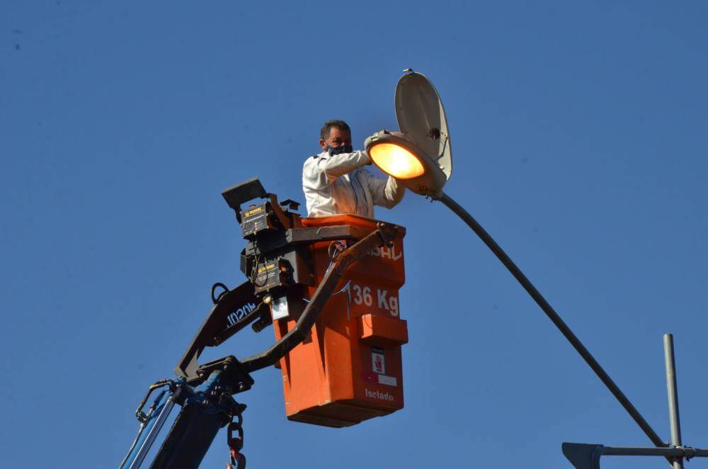 Infraestrutura troca iluminação de praça e ruas