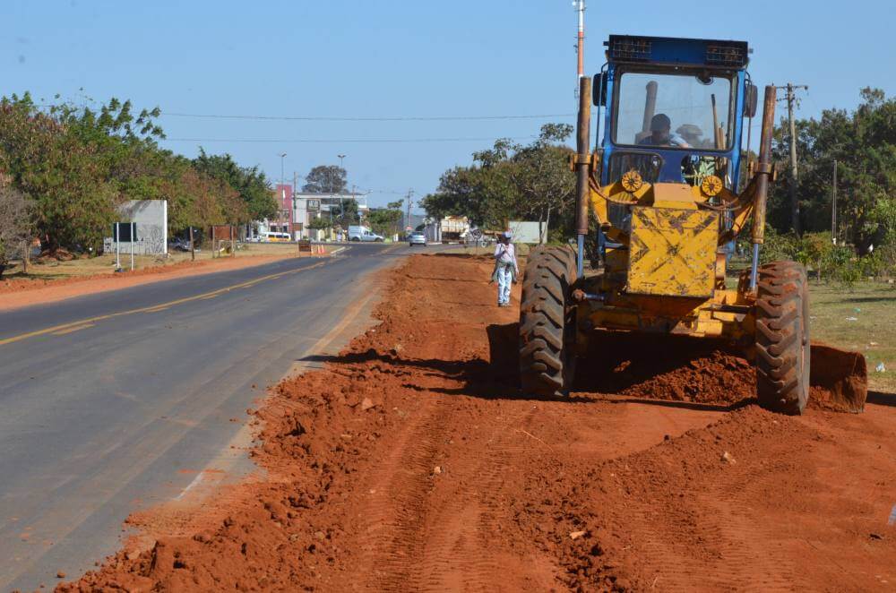 Acostamentos da rodovia Franca-Ibiraci recebem manutenção