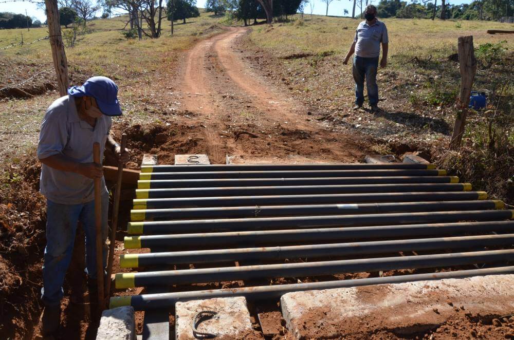 Estradas rurais recebem novos mata-burros