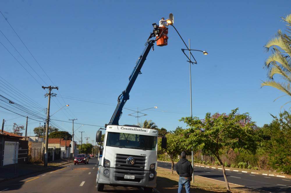 Praças e áreas públicas recebem substituição e nova iluminação