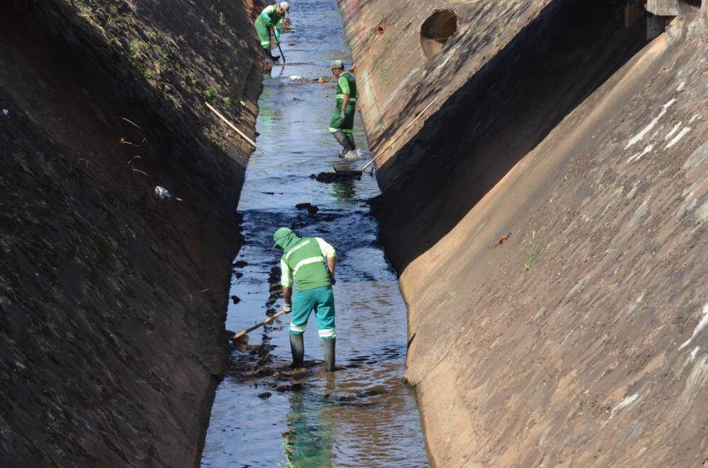 Secretaria faz manutenção no Córrego dos Bagres