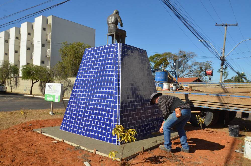 Estátua do sapateiro recebe novo revestimento