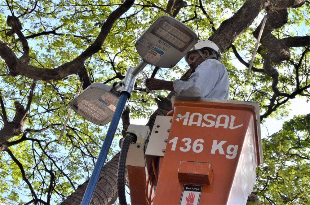 Praça Barão recebe nova iluminação e limpeza